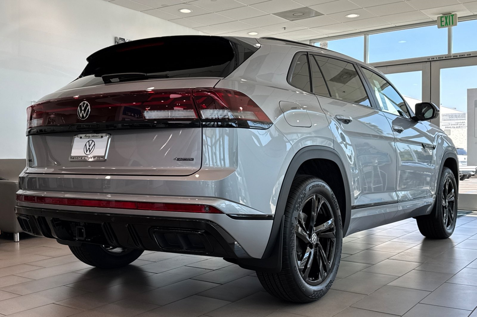 2025 Volkswagen Atlas Cross Sport SEL R-Line photo 3