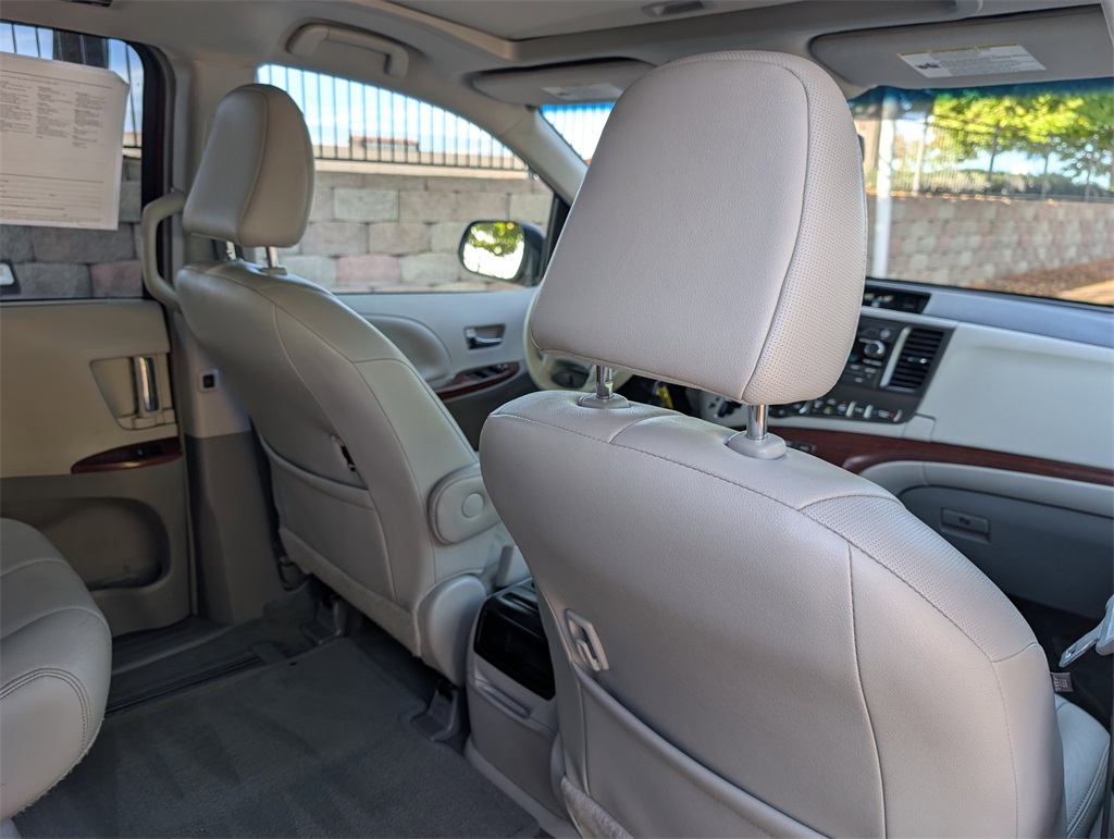 2014 Toyota Sienna XLE photo 19