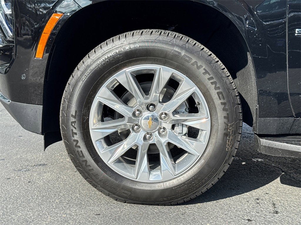 2025 Chevrolet Suburban Premier photo 3