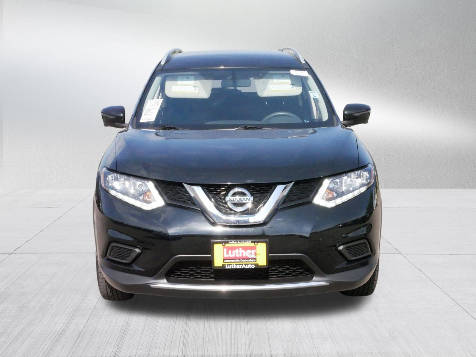 2016 Nissan Rogue SV photo 2