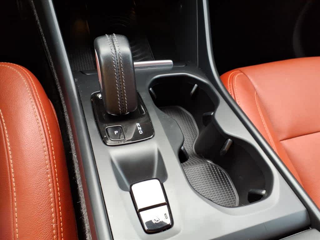 2019 Volvo XC40 R-Design Momentum photo 16