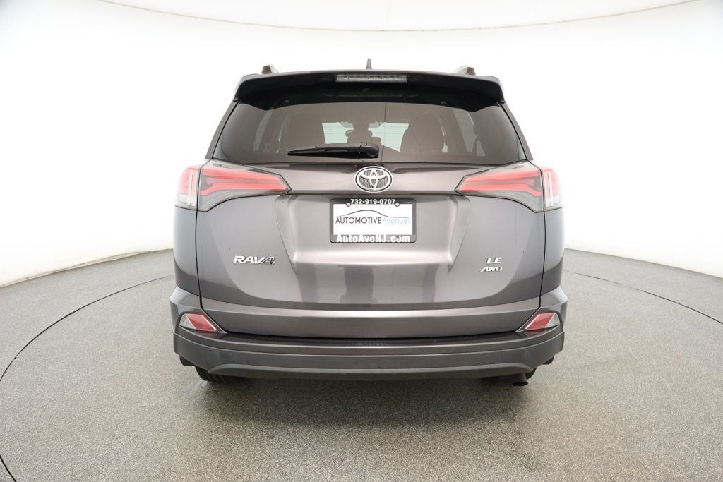 2017 Toyota RAV4 LE photo 3