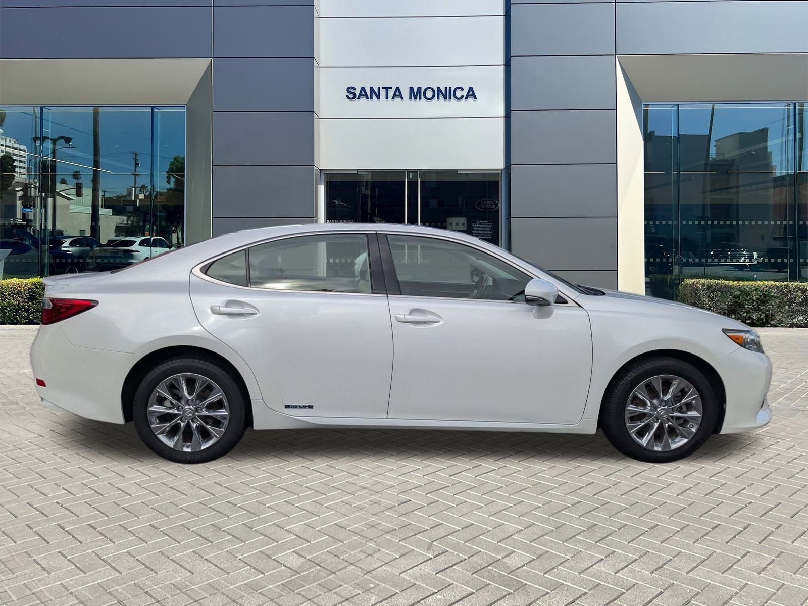 2014 Lexus ES 300h photo 4