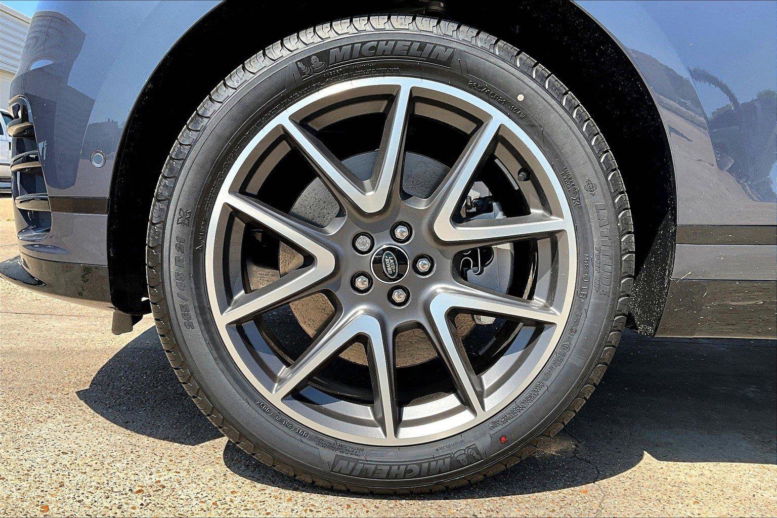 2026 Land Rover Range Rover Velar SE photo 10