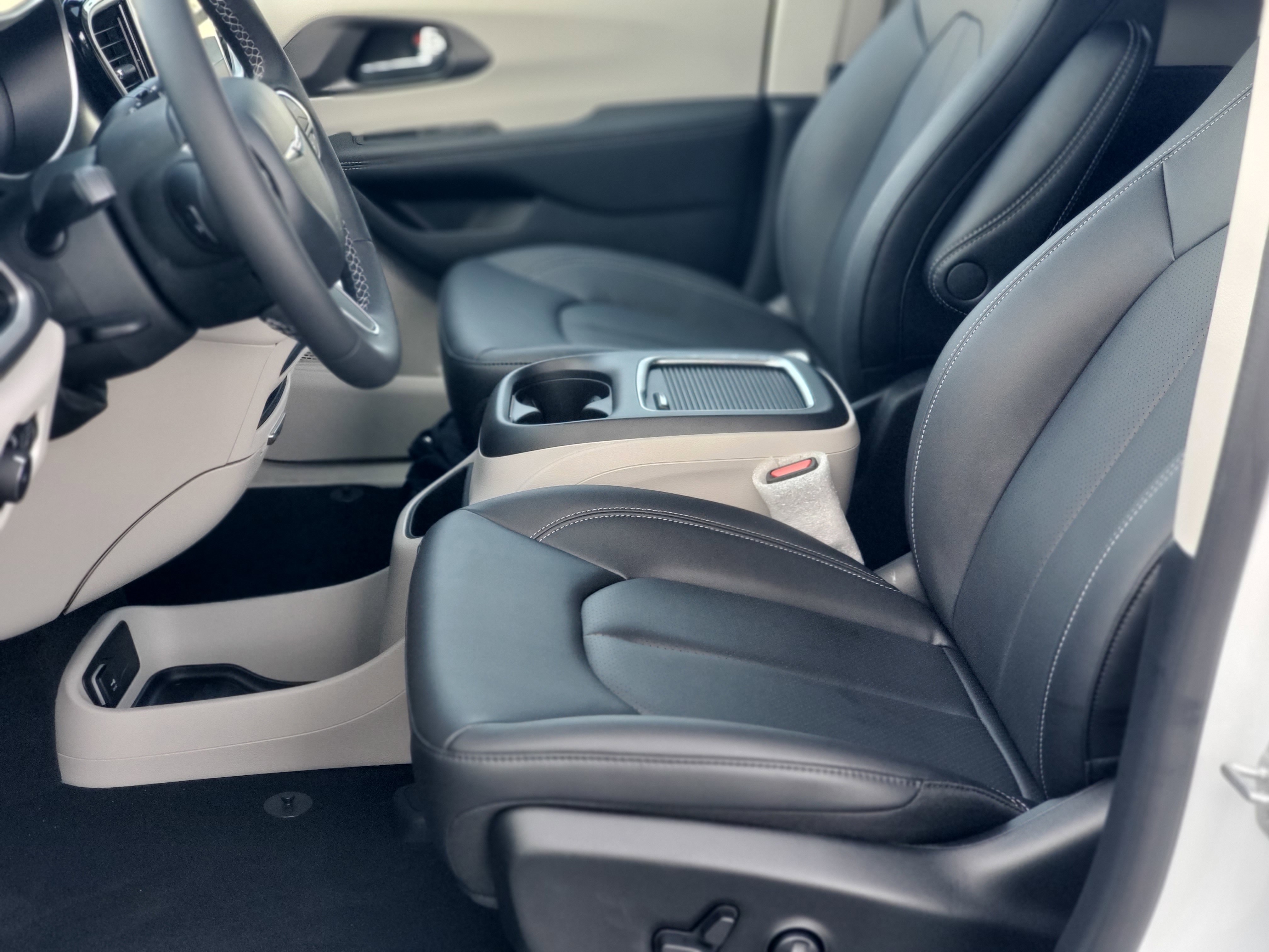 2024 Chrysler Pacifica Touring L photo 5