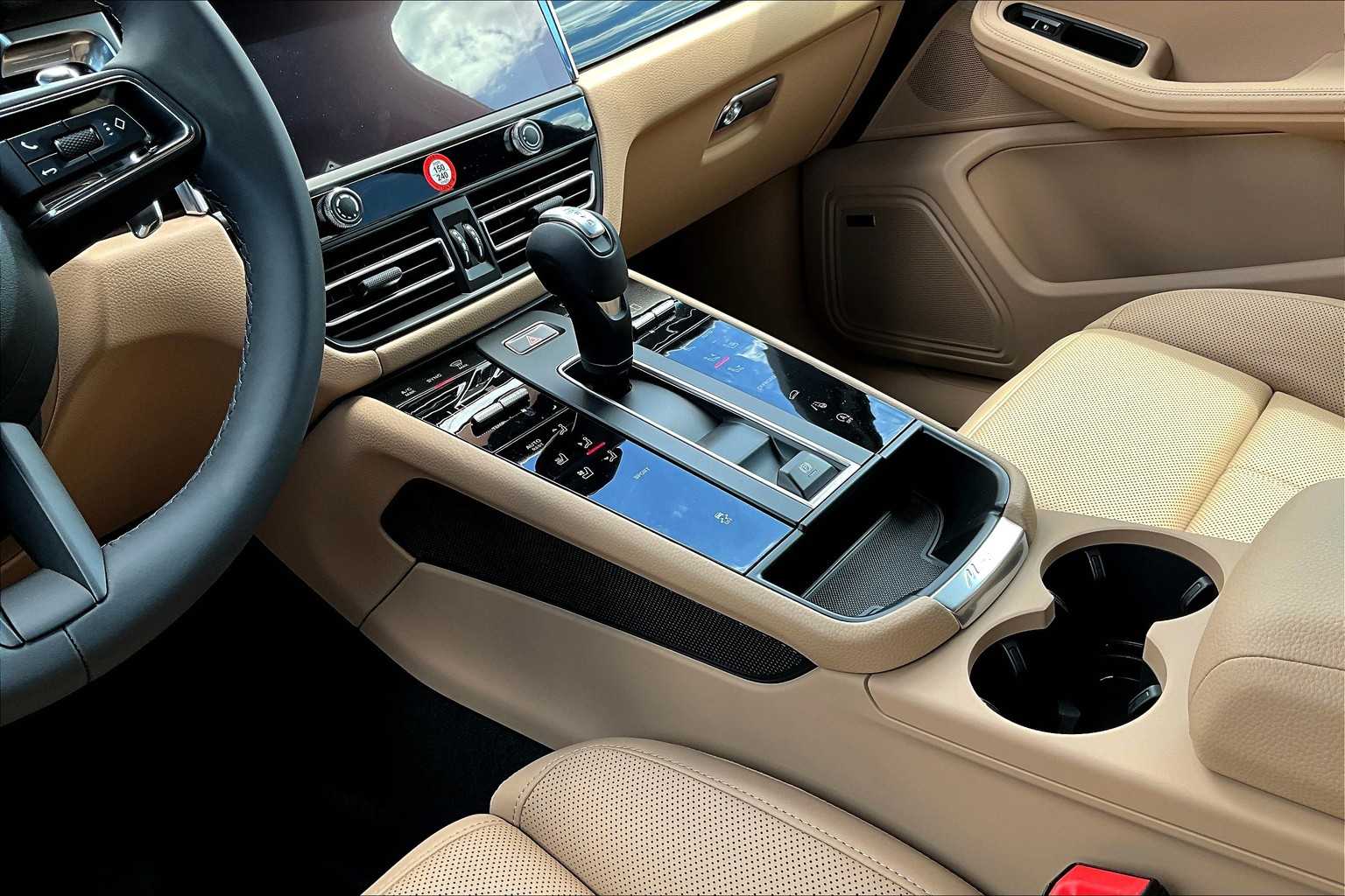2026 Porsche Macan T photo 17