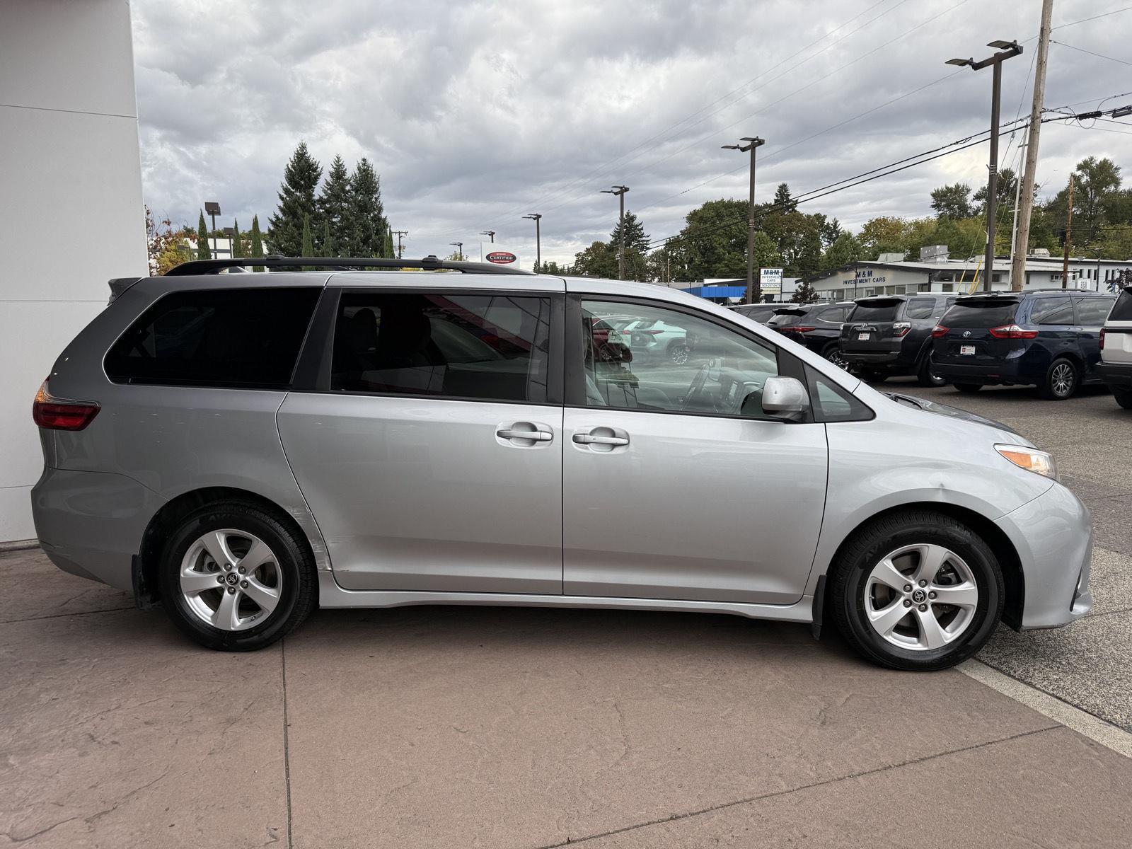 2020 Toyota Sienna LE photo 2