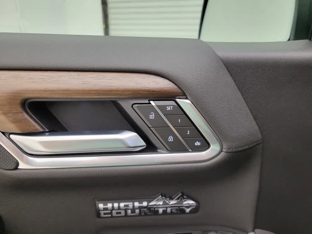 2025 Chevrolet Silverado High Country photo 3