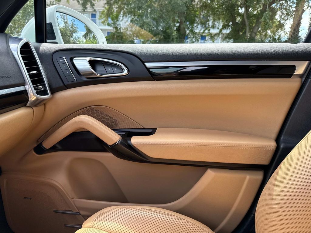 2016 Porsche Cayenne Base photo 25