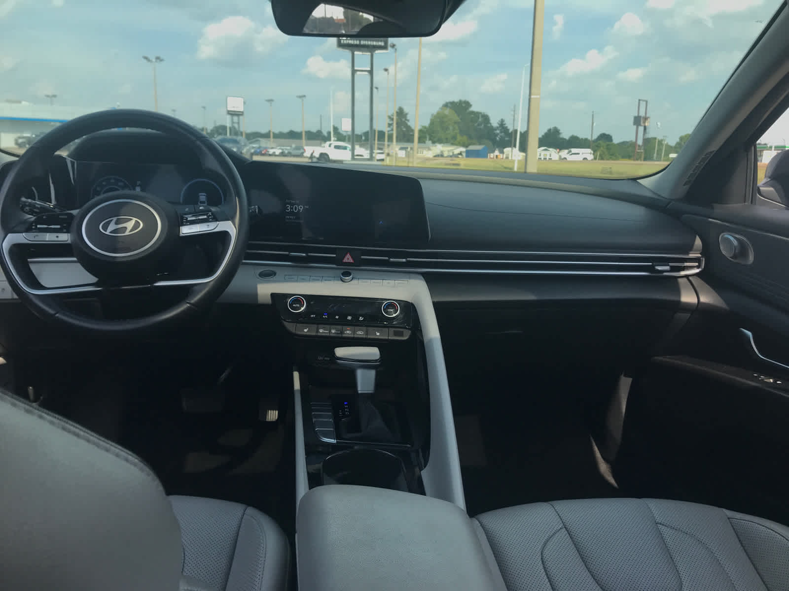2024 Hyundai Elantra Limited photo 9