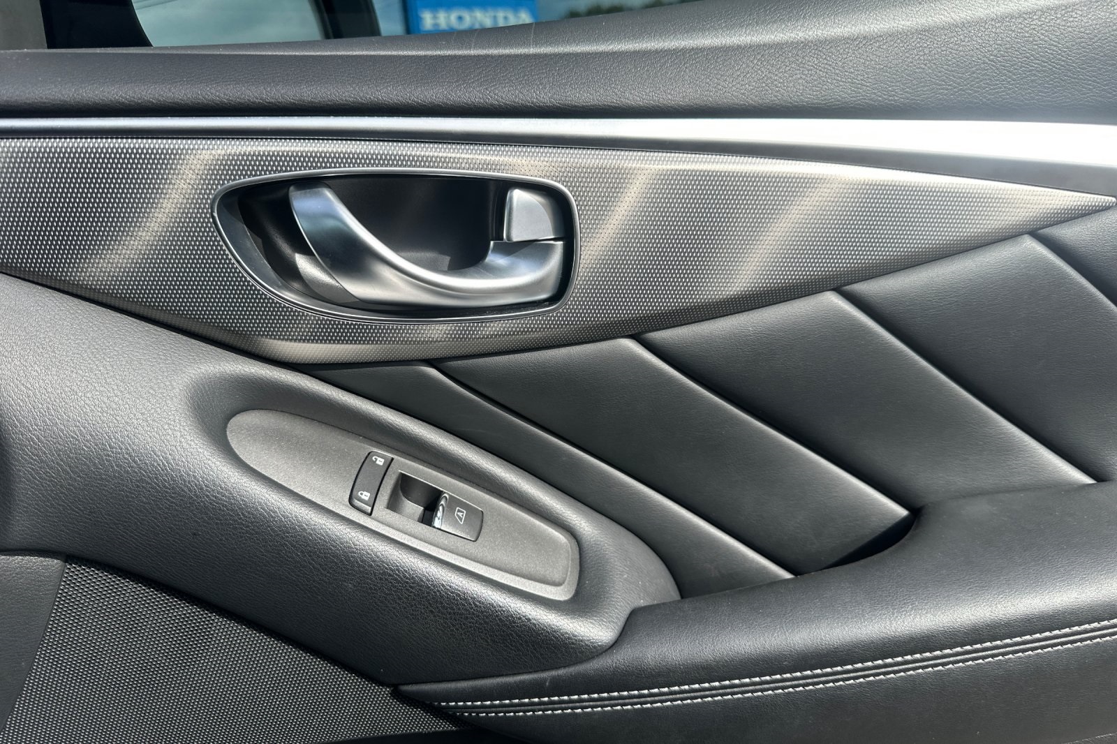2015 Infiniti Q50 Premium photo 20
