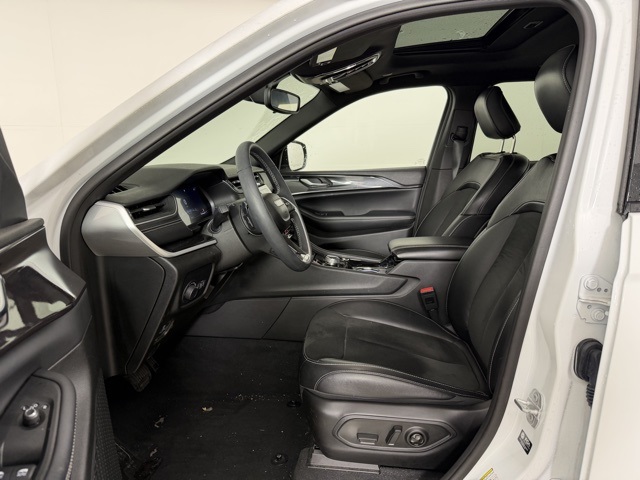 2023 Jeep Grand Cherokee Altitude photo 2