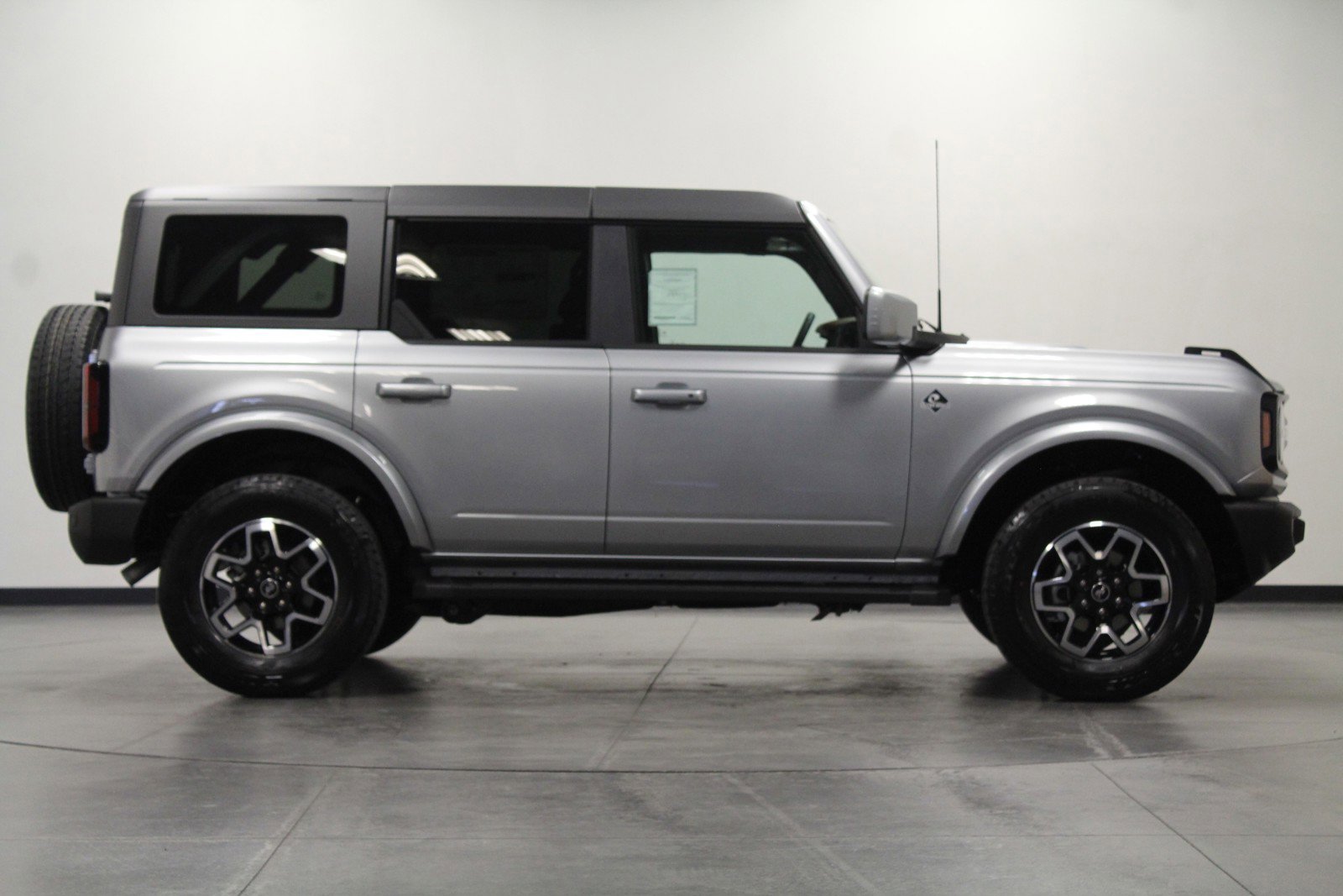 2024 Ford Bronco Outer Banks photo 2