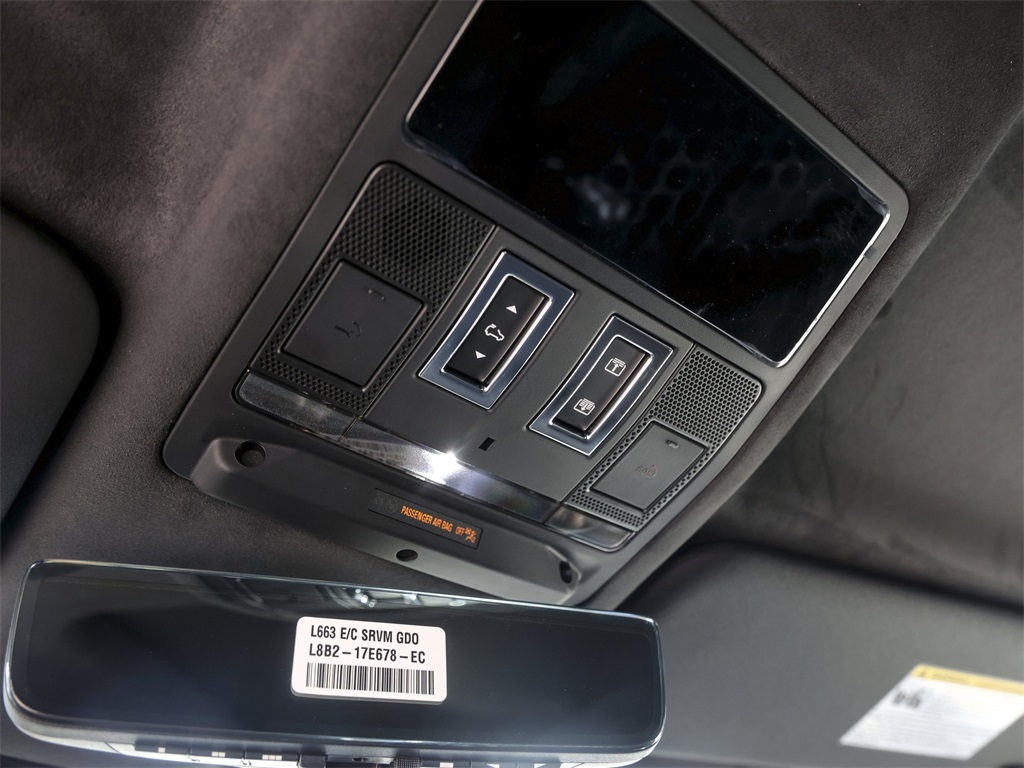 2026 Land Rover Defender 110 V8 photo 25