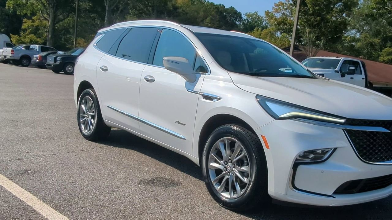 2023 Buick Enclave Avenir photo 2