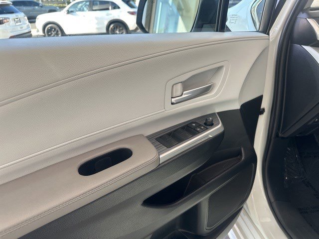 2025 Toyota Sienna XLE photo 13