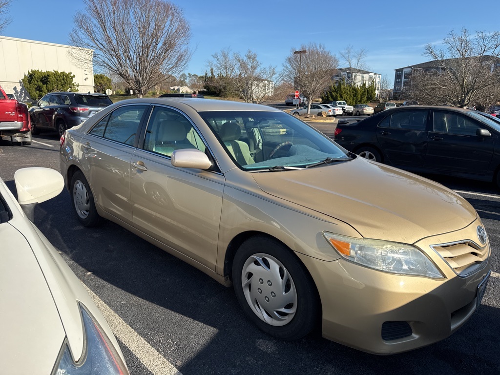 2010 Toyota Camry LE's photo