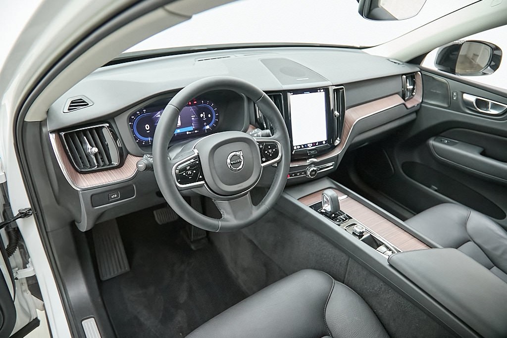 2023 VOLVO XC60 - Image 11