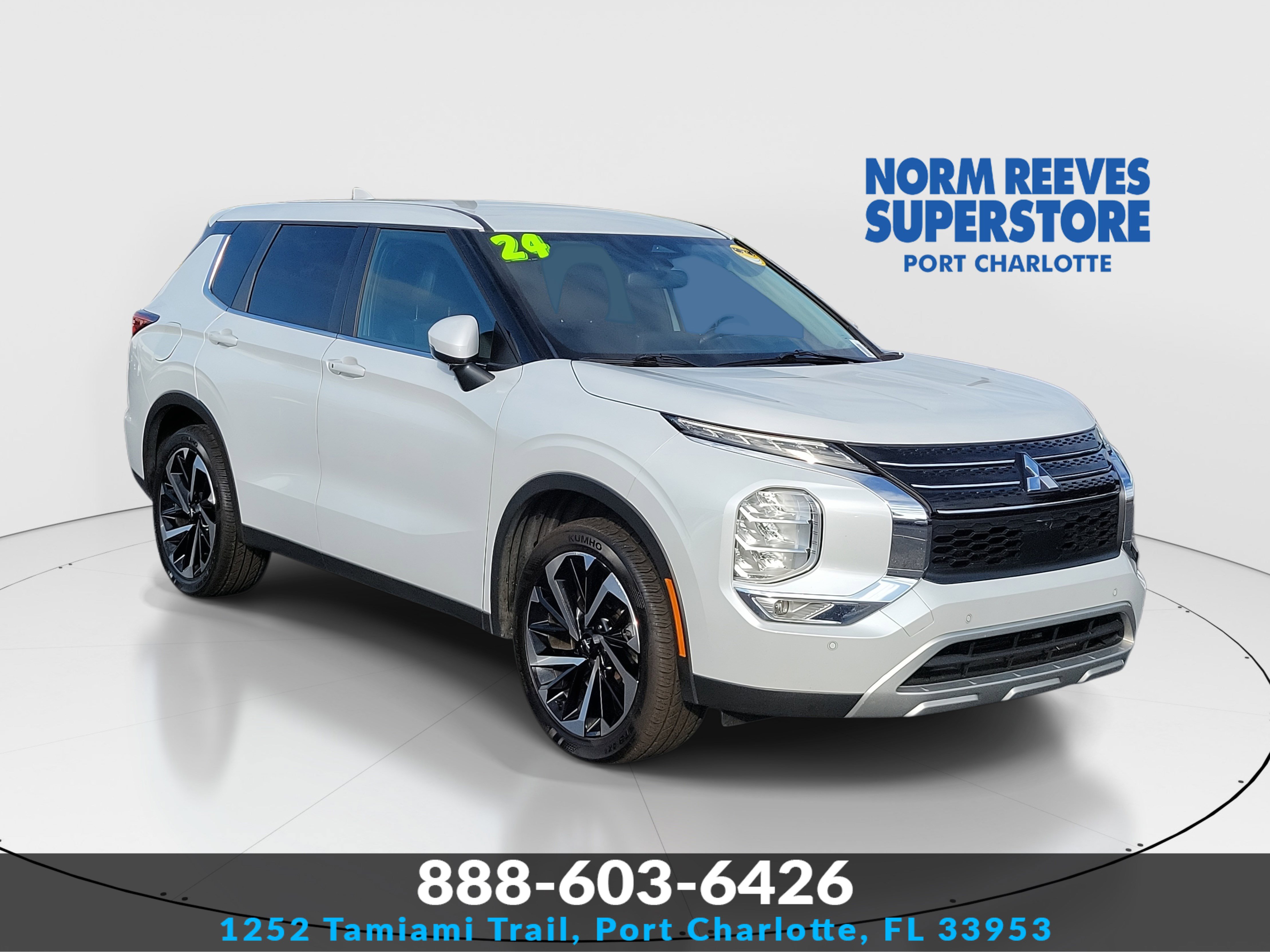 2024 Mitsubishi Outlander SE's photo