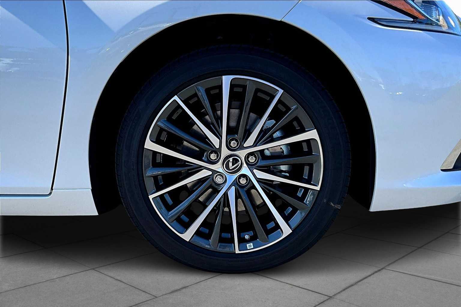 2025 Lexus ES 300h Premium photo 8