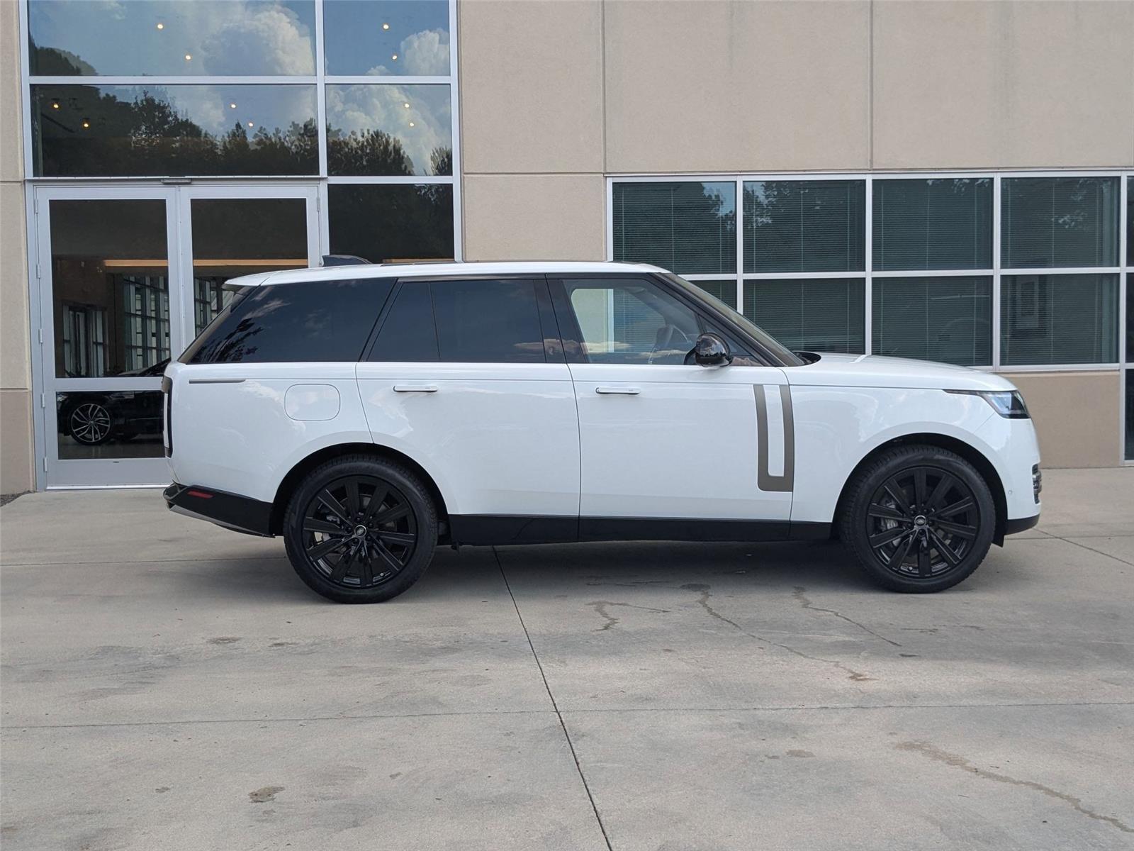 2025 Land Rover Range Rover SE photo 2