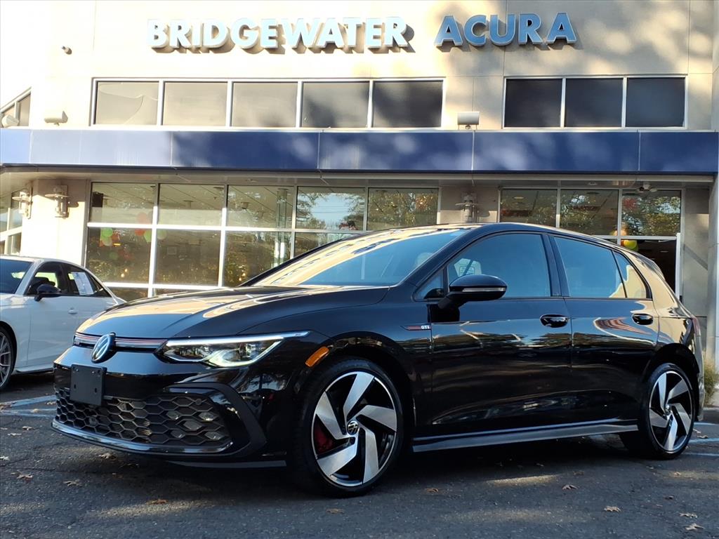 2022 Volkswagen Golf GTI SE's photo