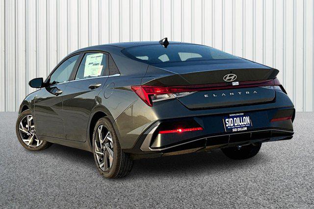 2025 Hyundai Elantra SEL Convenience photo 3