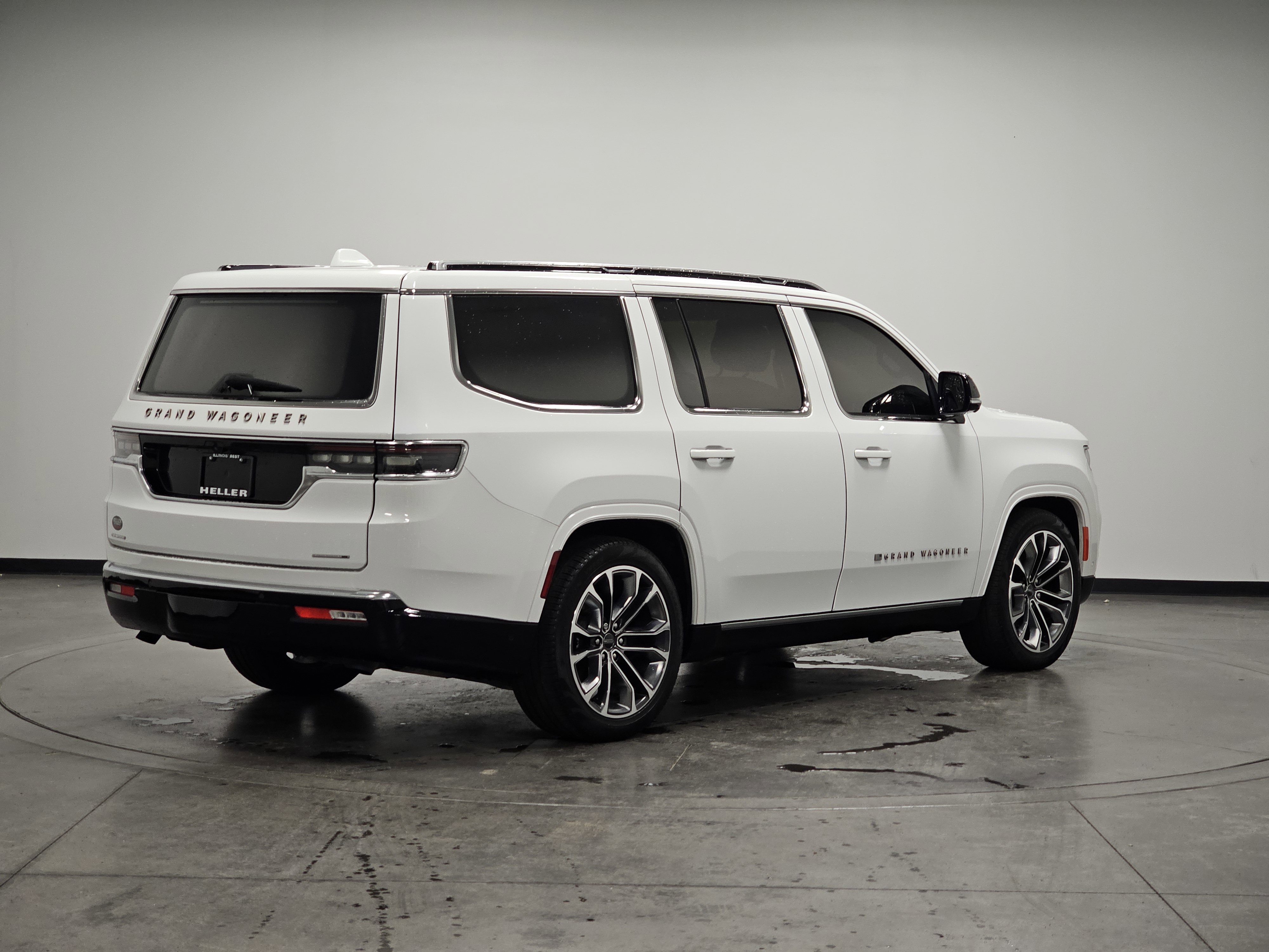2023 Jeep Grand Wagoneer III photo 4