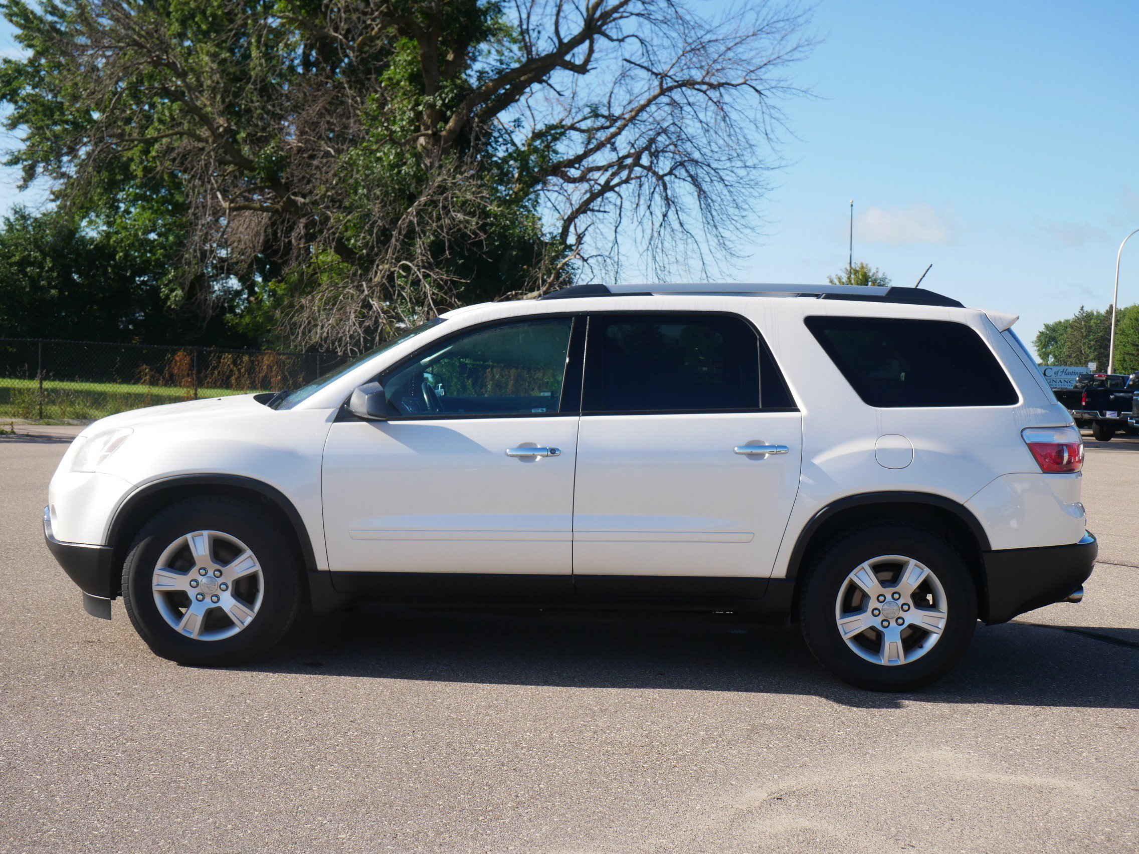 2011 Gmc Acadia SLE photo 2