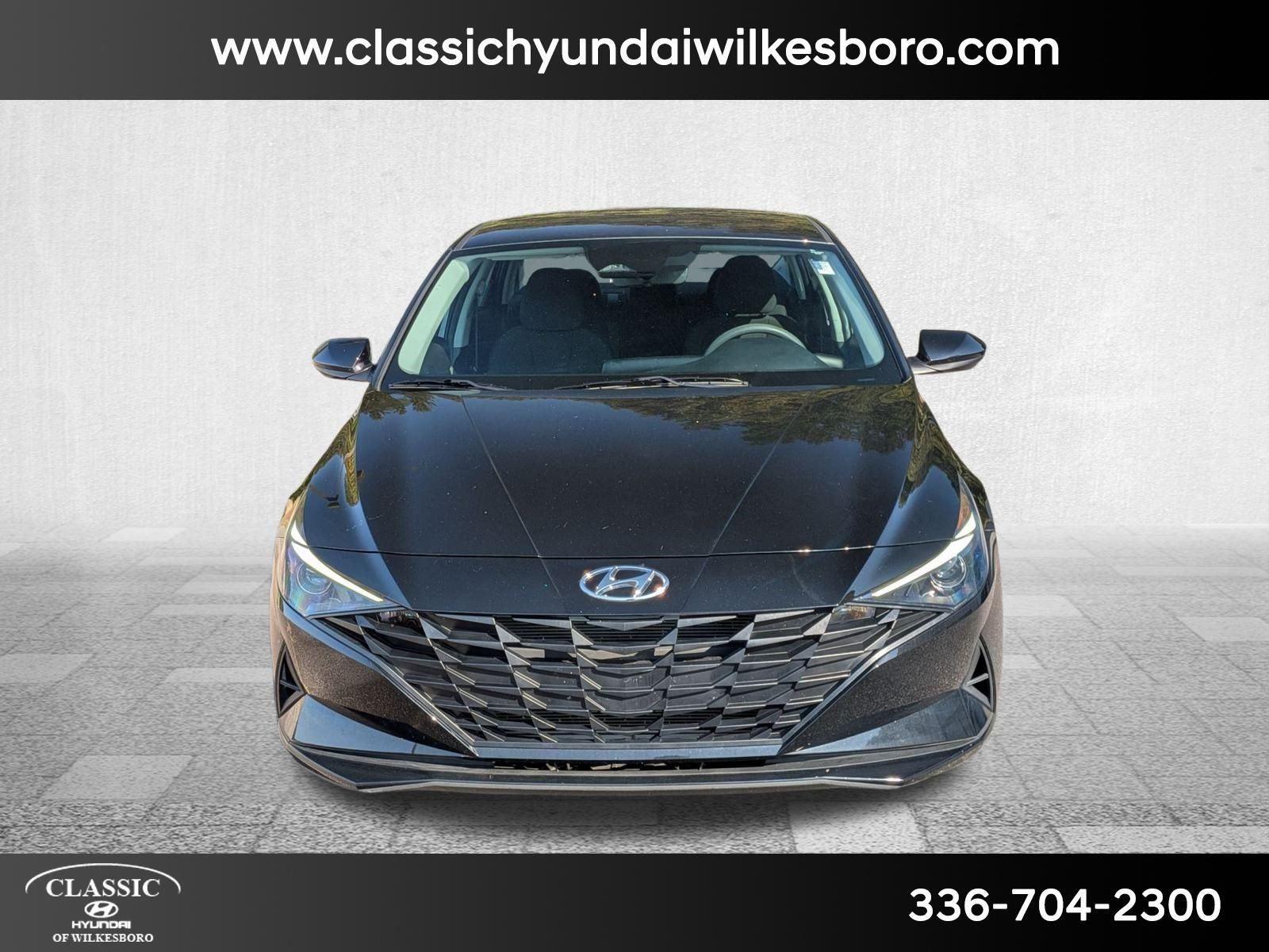 2022 Hyundai Elantra SEL photo 2