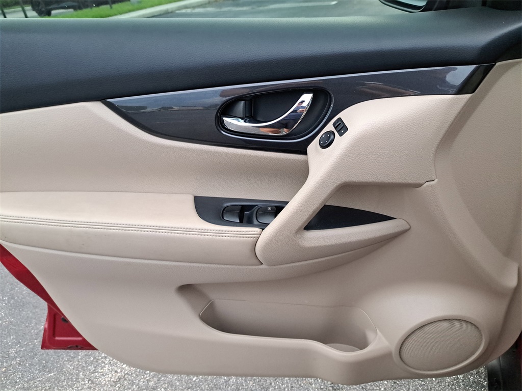 2017 Nissan Rogue SV photo 21