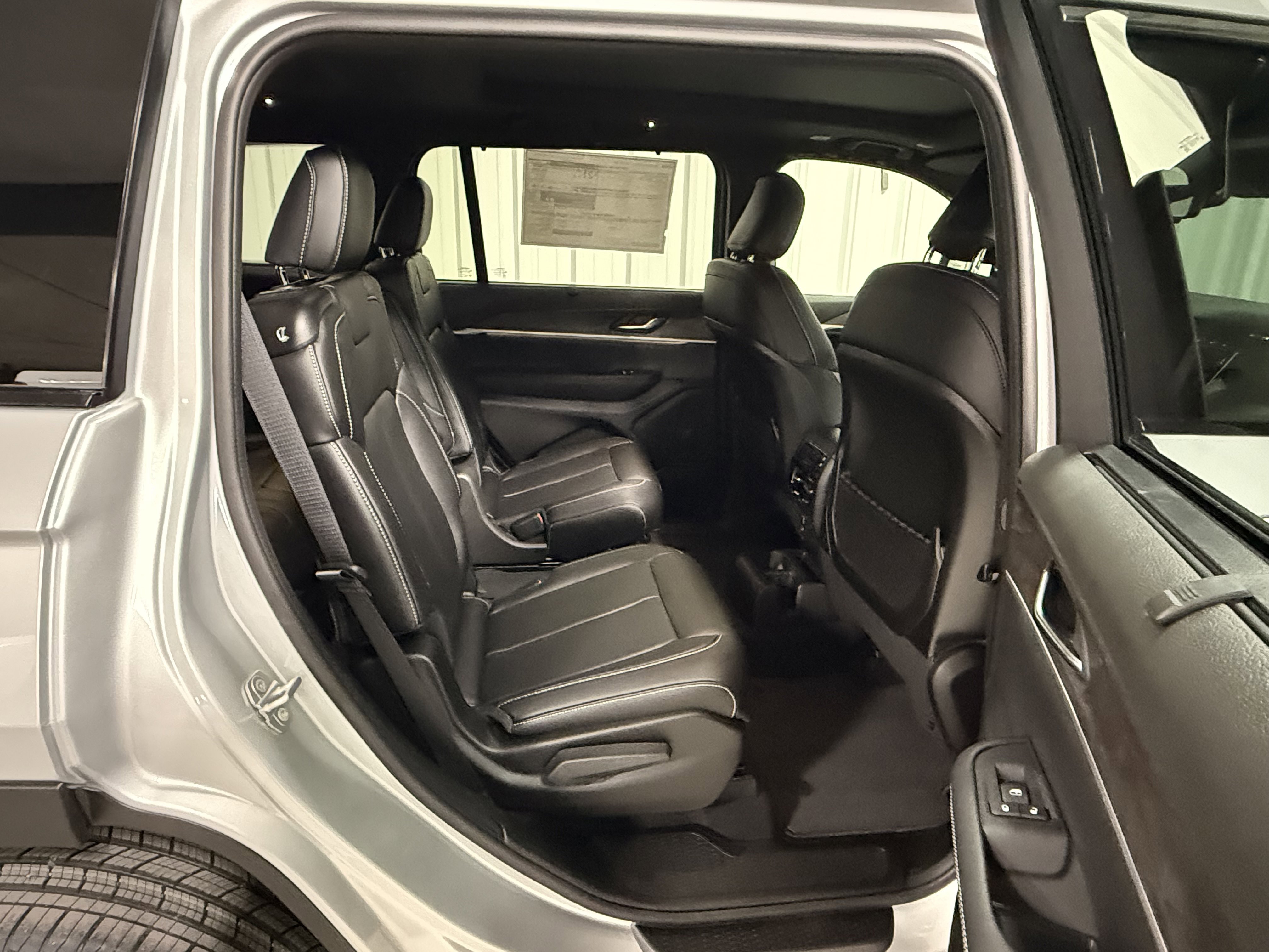 2025 Jeep Grand Cherokee Limited photo 3