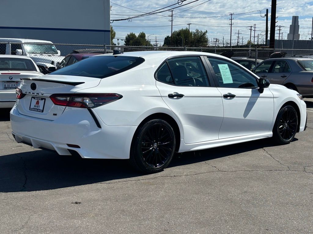 2022 Toyota Camry Hybrid SE photo 3