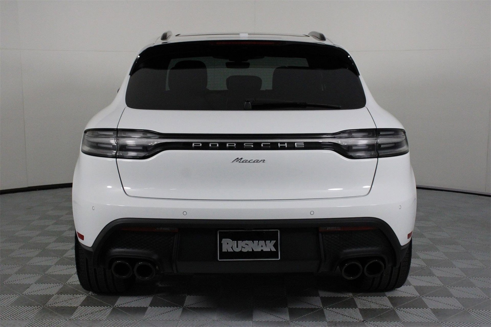 2025 Porsche Macan photo 6