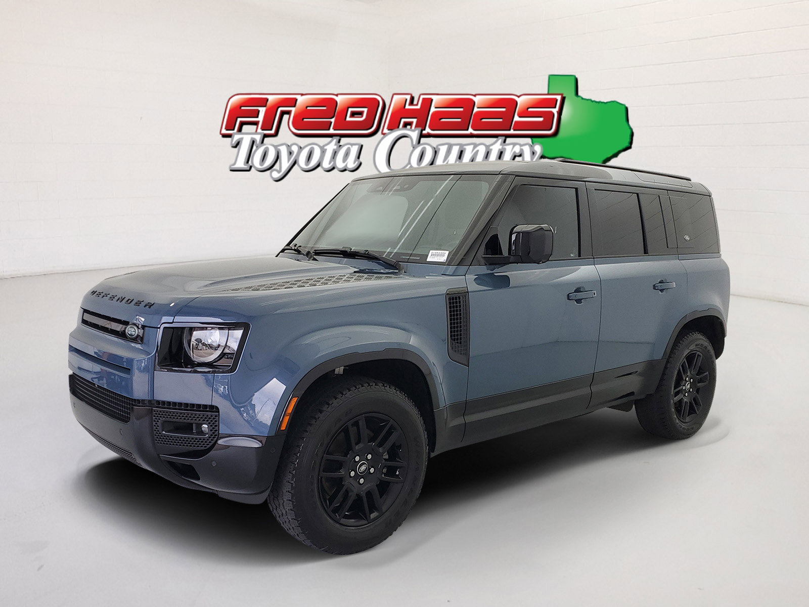 2023 Land Rover Defender S's photo