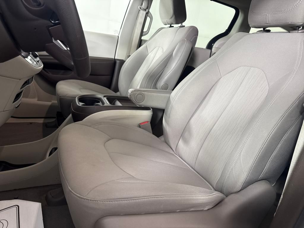 2021 Chrysler Pacifica Touring photo 5