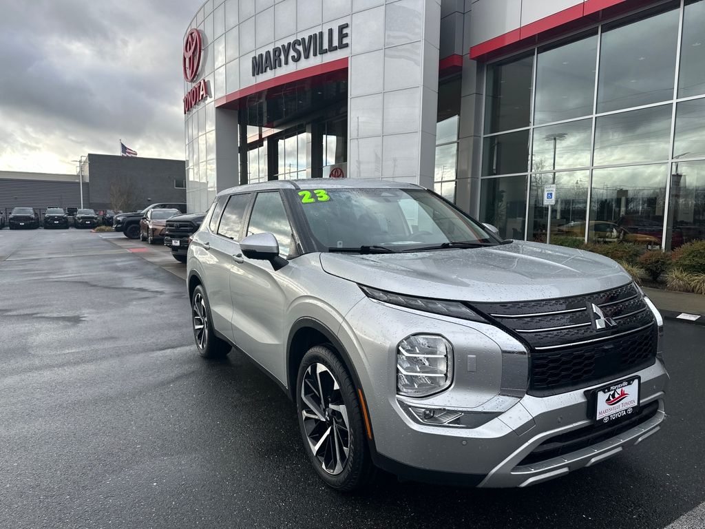 2023 Mitsubishi Outlander SE's photo