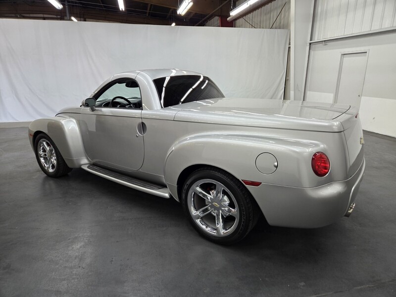 2005 Chevrolet SSR Base photo 2