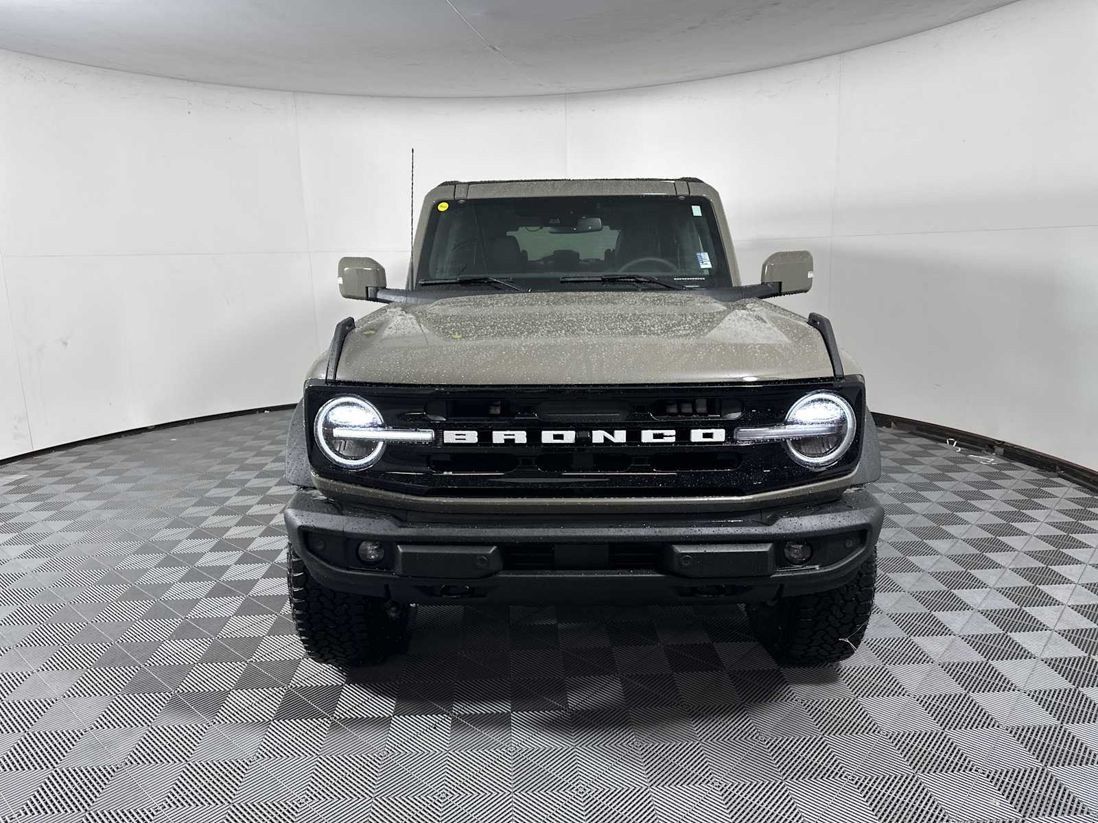 2025 Ford Bronco Outer Banks photo 2