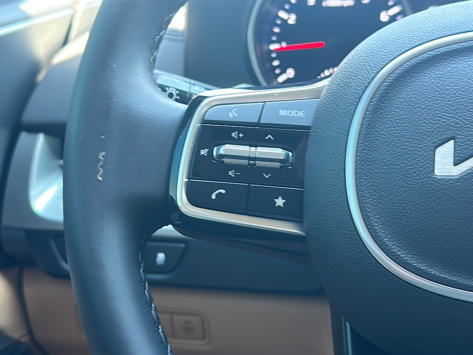 2024 Kia Carnival LX photo 14