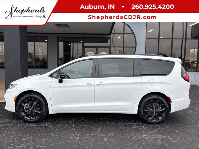 2026 Chrysler Pacifica Limited's photo