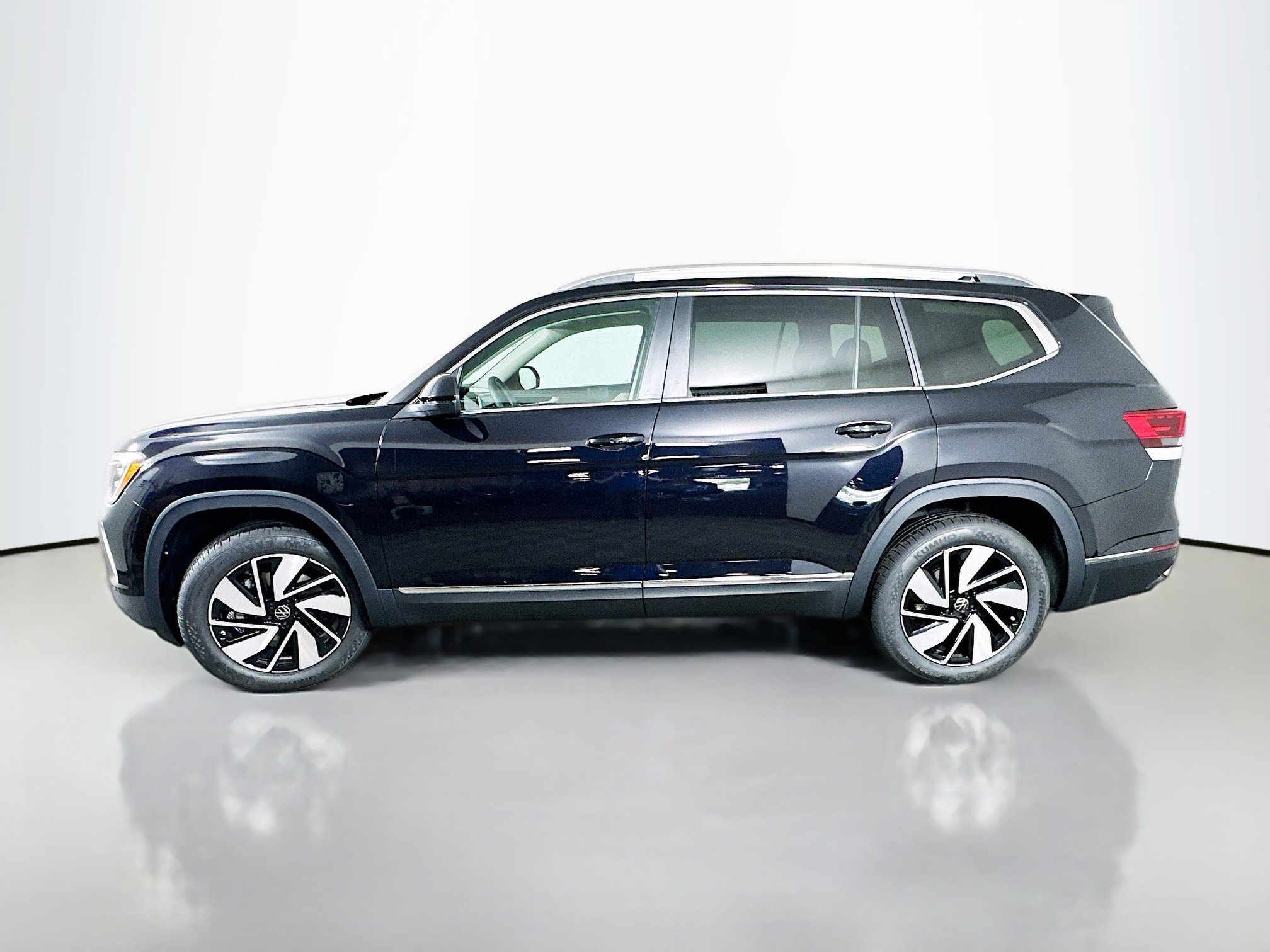 2025 Volkswagen Atlas SEL photo 4