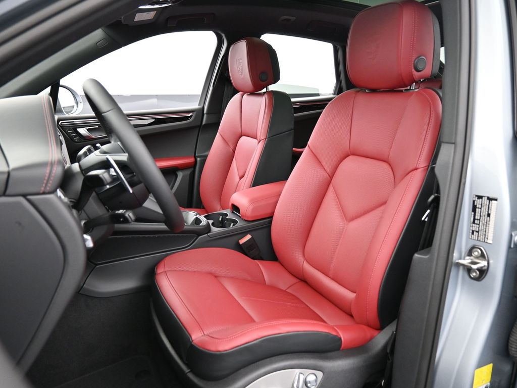 2025 Porsche Macan T photo 4