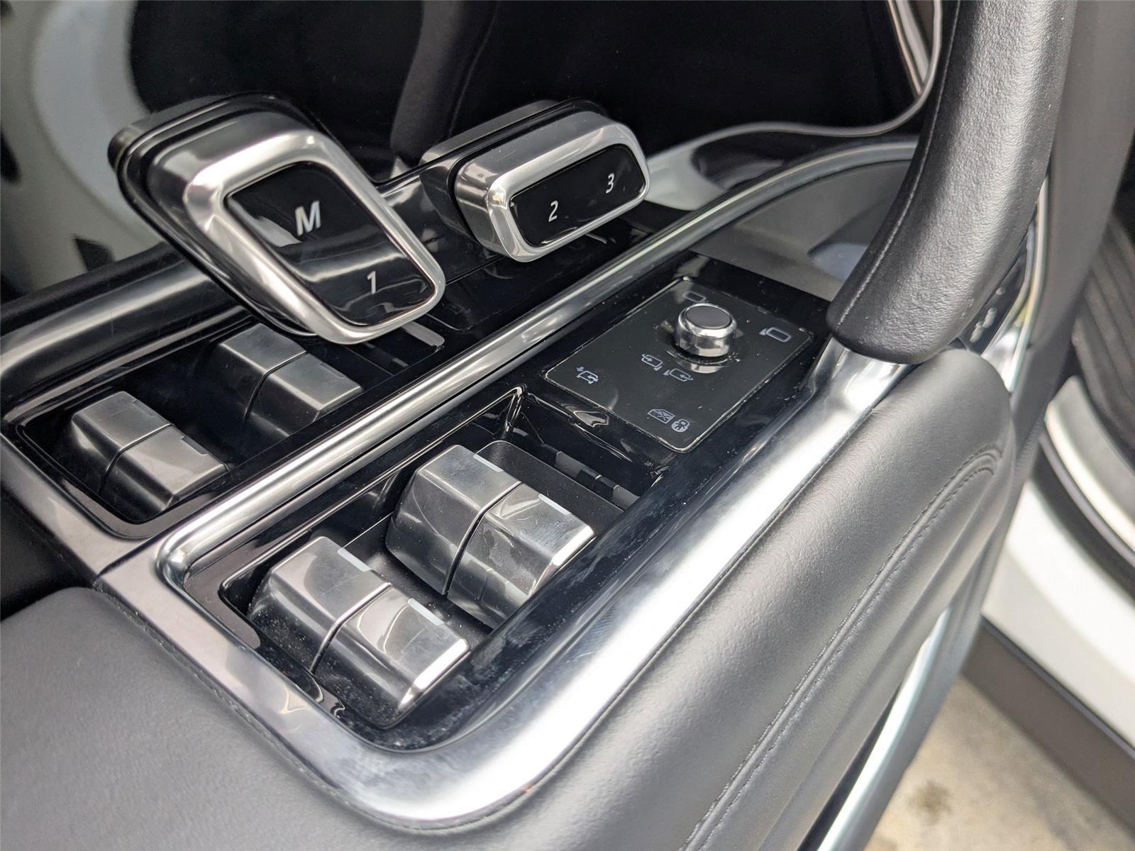 2023 Land Rover Range Rover SE photo 12