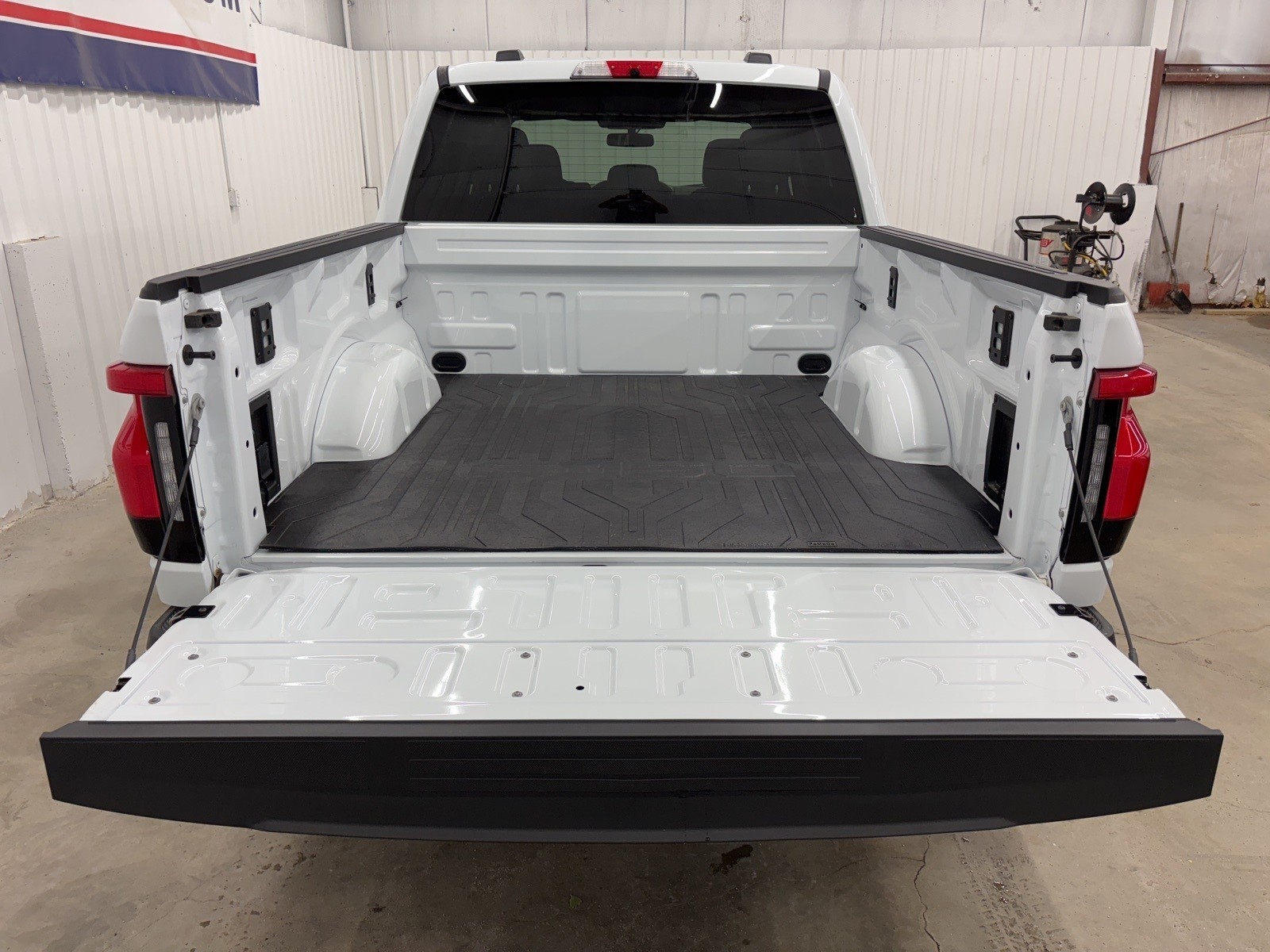 2025 Ford F-150 Lightning XLT photo 8