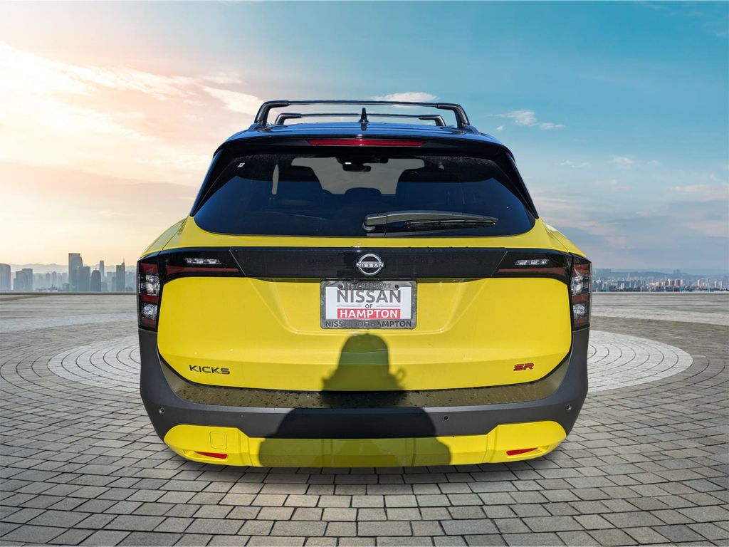 2026 Nissan Kicks SR photo 2