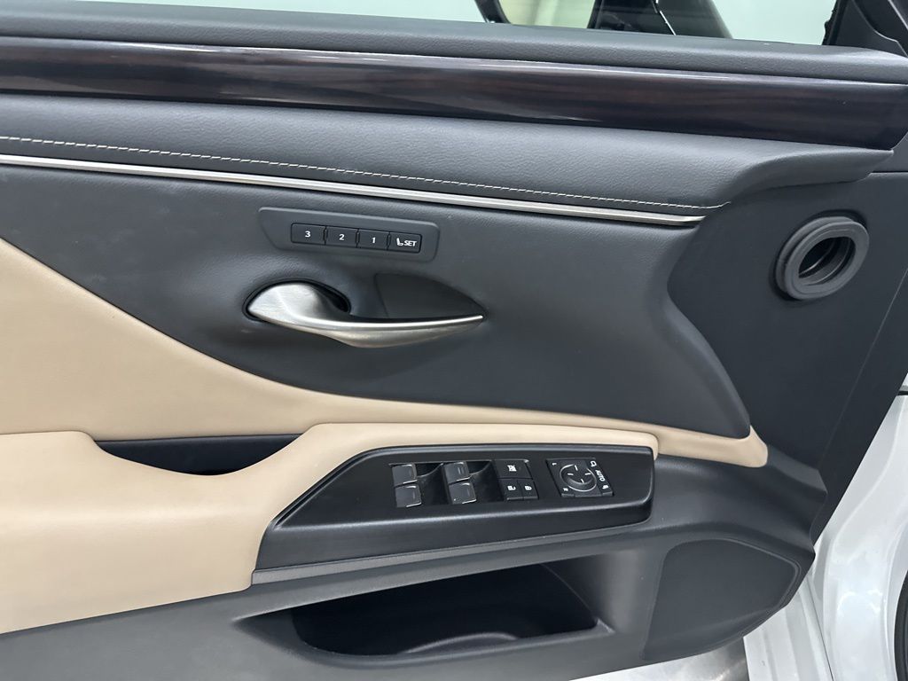 2021 Lexus ES 300h photo 11