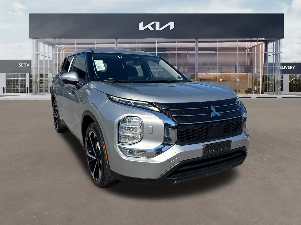 2024 Mitsubishi Outlander SE's photo