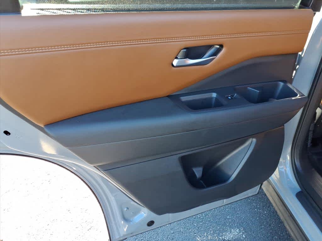 2025 Nissan Pathfinder Platinum photo 7