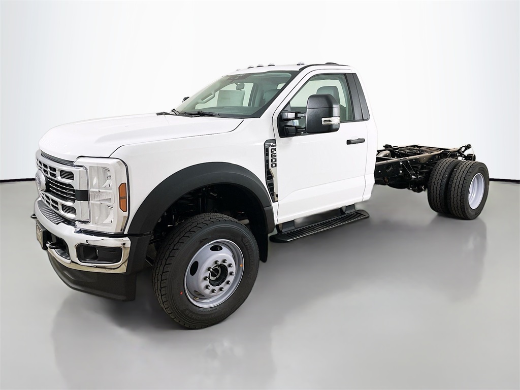 2025 Ford F-600 photo 3